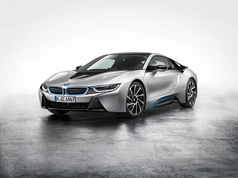 Der BMW i8 startet ab Juni 2014 auf sportliche und umweltfreundliche Weise auf den Straßen durch. (BMW)