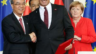 Unterzeichnung der Absichtserklärung in Berlin im Beisein von Bundeskanzlerin Angela Merkel und des chinesischen Ministerpräsidenten Li Keqiang: BASF-Vorstandsvorsitzender Martin Brudermüller und Guangdongs Vizegouverneur Lin Shaochun  (Bundesregierung)