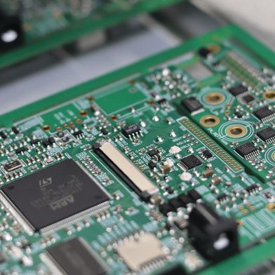 Bestückte Leiterplatte aus der Elektronikfertigung von Dommel (Bild: DOMMEL)