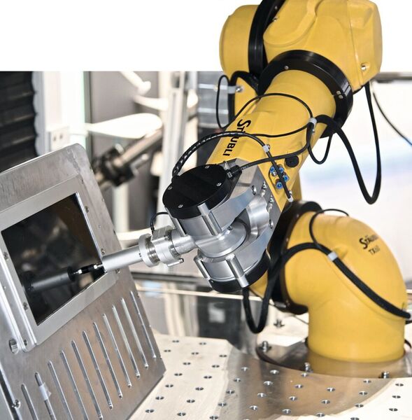 Kübrich hat den Roboter für die Anwendung unter den klimatischen Extrembedingungen mit Heizelementen versehen. (Stäubli)
