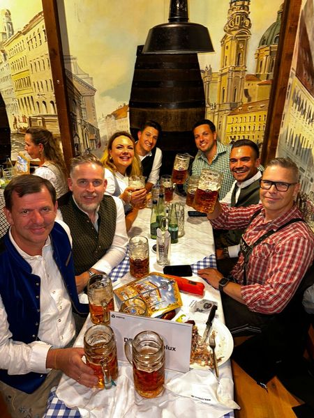 Zarko Wohlfart (l.) und Dennis Scheutzel mit ihren DELL Kollegen. (Bild: Vogel IT-Medien GmbH)