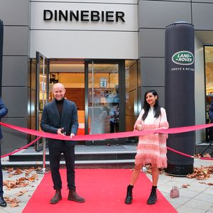  Uwe Dinnebier (v.li.), Geschäftsführender Gesellschafter der Dinnebier-Autohausgruppe, Schauspieler Jürgen Vogel, Moderatorin Collien Ulmen-Fernandes und Hanno Kirner, Vorstandsmitglied Jaguar Land Rover, eröffneten den Flagship Store. (Bild:  2020 Gisela Schober)