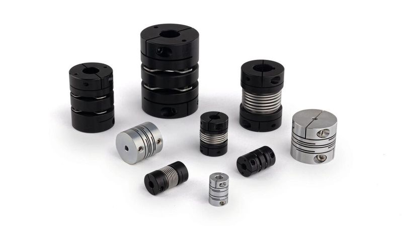 Lamellenkupplungen (links und oben), Balgkupplungen (Mitte) und Schlitzkupplungen (rechts, unten und links unten) können hohe Drehmomente übertragen und sind für den Einsatz in Präzisionssystemen geeignet.(Bild:  Ruland)