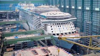 Die Meyer-Werft ist bekannt für ihre Kreuzfahrtschiffe. Doch wie dpa jetzt erfahren hat, erhöht die momentane Schiffbaukrise den Druck, mit Blick auf einfachere Jobs in diesem Metier. Deutschland scheint auch kein wirtschaftlicher Standort mehr zu sein. (Bild: Meyer-Werft)