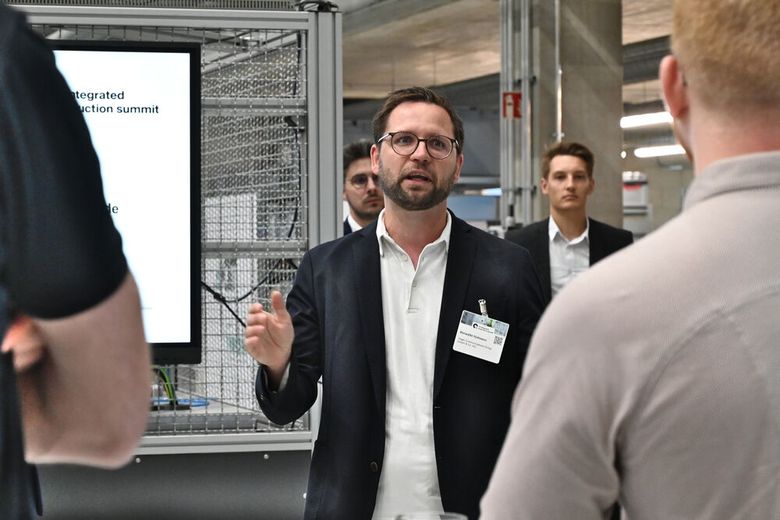 MM-Chefredakteur Benedikt Hofmann, Moderator und Veranstalter, begrüßte die Gäste in den Räumen der Karlsruher Forschungsfabrik. (Bild: Stefanie Michel)