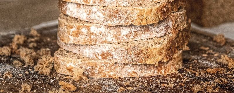 Krümel und Brotreste haben schon unsere Großeltern für Paniermehl und Semmelklöße weiterverwendet. Was früher selbstverständlich war, heißt heute „Upcycled Ingredients“ und fasst in der Lebensmittelindustrie zunehmend Fuß. So wird Lebensmittelverschwendung reduziert. (Symbolbild)(Bild:  frei lizenziert, Delfina Cocciardi / Unsplash)