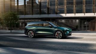 Nio hat einen eigenen Mikrochip für Assistenzsysteme entwickelt. Unnötig, meinen einige Beobachter. Das Modell ET9 soll ab 2025 damit ausgestattet werden. Im Bild der EL8. (Bild: Nio)