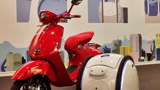 Der Gita neben einer Vespa 946: Die Piaggio-Tochter Piaggio Fast Forward beschäftigt sich mit Mobilitätskonzepten fernab des Kerngeschäfts. (Piaggio)
