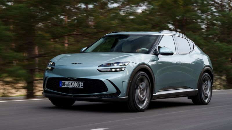 Bekanntester Stromer im Genesis-Programm ist der GV60, der sich die Plattform mit den Konzern-Schwestern Hyundai Ioniq 5 und Kia EV6 teilt. (Bild: Genesis)