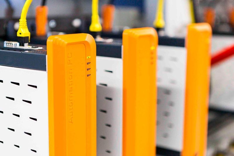 Erst nach einem ausführlichen Funktions- und Belastungstest verlassen die Industrie-PCs das Werk von B&R. (Bild: B&R)