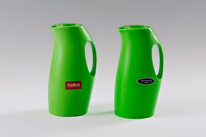 Plagiarius 2017: Isolierkanne „Ciento” Links Original: Helios Dr. Bulle GmbH & Co. KG, Wertheim, Deutschland Rechts: Design-Plagiat inkl. Markenverletzung Vertrieb: über einen Basarhändler in Dubai, VAE Vereinigte Arabische Emirate Der Nachahmer kopiert das Design der Isolierkanne „Ciento“ von Helios, vertreibt diese Kopie aber weder unter eigener Marke noch unter „Helios“, sondern benutzt illegal die Schweizer Marke „Zepter“ der Firma Zepter International - er kombiniert also das Design einer renommierten Firma mit der Marke einer anderen bekannten Firma. Zudem besteht keine Verbindung zwischen „Zepter“ und „Prima Germany“. Wer sich hinter „Prima Germany“ verbirgt ist unbekannt. (Aktion Plagiarius e. V.)