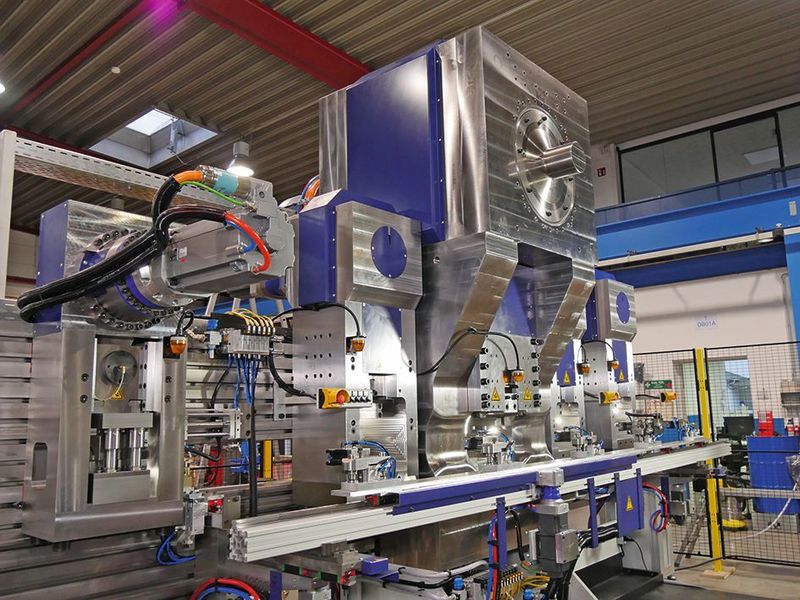 Die 7000-kN-Presse mit weiteren Stationen auf einer Arbeitswand erspart Folgeverbundwerkzeuge. (Schmale Maschinenbau)