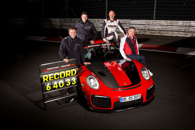 Lars Kern (2. v. r.) setzte das Potenzial des Porsche 911 GT2 RS MR optimal um. (Porsche)