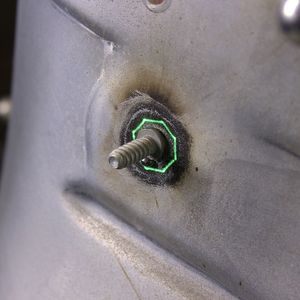 Im Prototypenbau kommt Werklicht unter anderem beim Bolzenschweißen zum Einsatz. Werklicht projiziert dabei die exakte Position der einzelnen Bolzen auf das Karosserieblech. Nach kurzem Anreißen der projizierten Bolzenposition kann der Bolzen gesetzt werden. Damit macht Werklicht den zeit- und kostenaufwendigen Einsatz von Koordinatenmessmaschinen überflüssig und erzielt Zeiteinsparungen von bis zu 75 %.