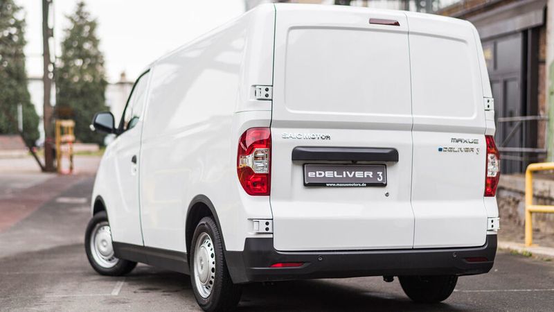 Der Transporter ist mit zwei unterschiedlichen Batterien lieferbar, die je nach Ausführung eine Reichweite von bis zu 240 Kilometern (kombiniert nach WLTP) ermöglichen. (Manuel Debus)