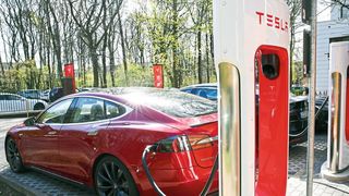 Der sogenannte Wächtermodus bei Tesla-Fahrzeugen ist Verbraucherschützern ein Dorn im Auge. (Bild: Tesla Motors)