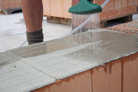 Kein Anmischen von Mörtel notwendig: Die Trockenmörtelplatten werden nur auf das jeweilige Mauerwerk gelegt und mit Wasser aktiviert.(Bild:  maxit)