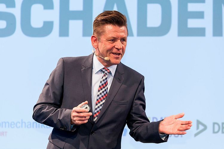 ZDK-Vizepräsident Wilhelm Hülsdonk stellte im ersten Vortrag die aktuellen Schwerpunkte der Verbandsarbeit vor. (Stefan Bausewein)