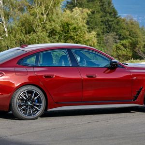 Das 4er Gran Coupé – 4,78 Meter lang, 1,44 Meter hoch und 1,85 Meter breit – wirkt ungemein niedrig und gestreckt.(Bild:  Tom Kirkpatrick/BMW)