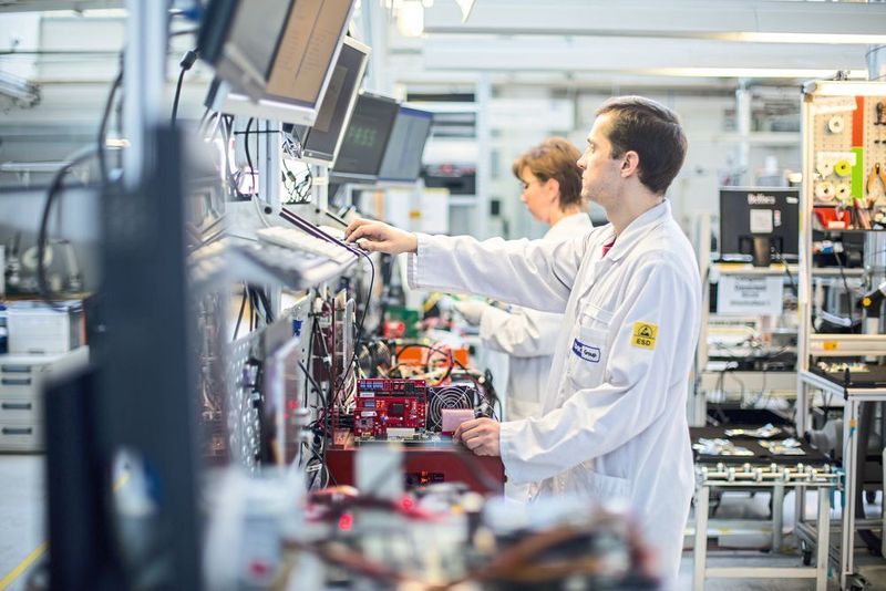 Am Ende der Reparatur stand der, mit dem Industrie-PC-Hersteller vereinbarte, Funktionstest. In diesem Fall stellte der Kunde Funktionstestsysteme bereit, die von BMK verwendet, gewartet und repariert wurden. (BMK)