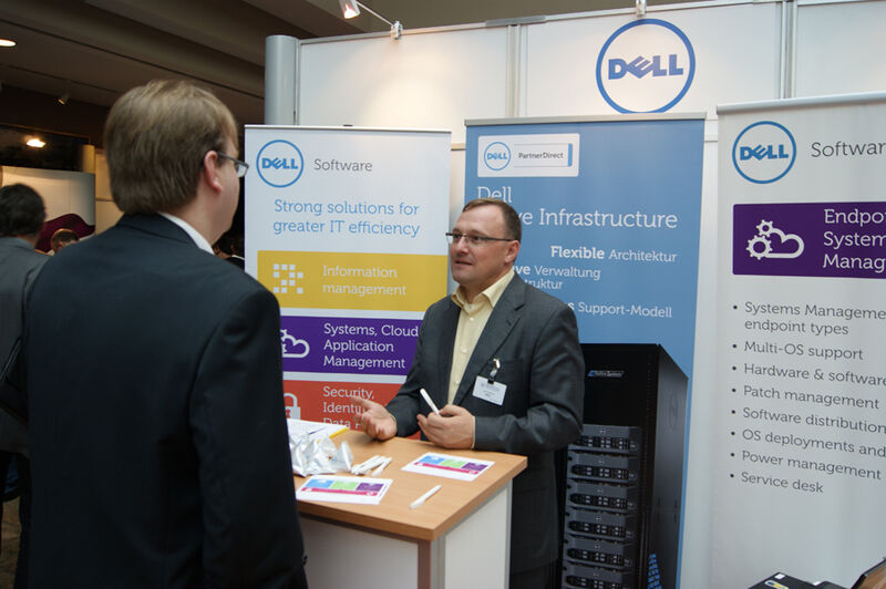 Bei Dell werden Server- und Storage-Lösungen ergänzt durch Software- und Service-Angebote. Fragen hierzu beantwortete Dirk Clemens, Technical Partner Manager, von Dell direkt am Stand. (Vogel IT-Akademie)