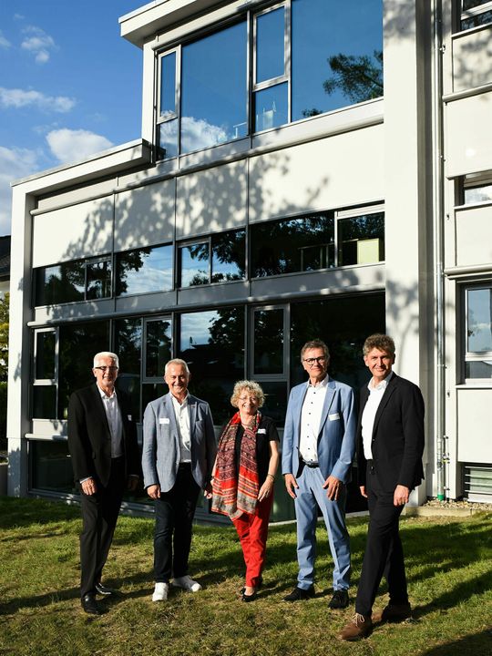 (Die Geschäftsführung der Team GmbH vor dem erweiterten Firmengebäude. (Bild: Team GmbH))
