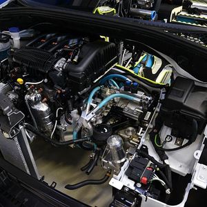 Kern des Konzepts sind eine Hydraulikpumpe, ein Hydraulikmotor und ein Druckspeicher. Die Hydraulikaggregate sind an der Antriebsachse montiert. Beim Bremsen ...(Foto:  Peugeot)