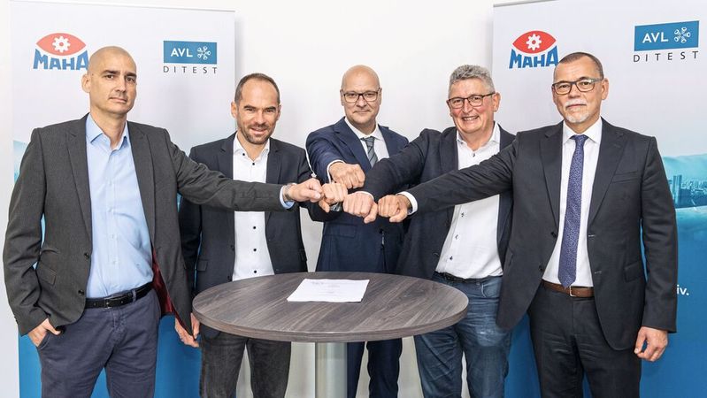 Besiegelten auf der Autmechanika offiziell die Kooperation: (v. l.) Gerhard Illek (Director Sales & Marketing AVL Ditest), Michael Amann (Geschäftsführer Maha), Gerald Lackner (Geschäftsführer AVL Ditest), Stefan Fuchs (Geschäftsführer Maha), Ralf Kerssenfischer (Geschäftsführer AVL Ditest Deutschland).(Bild:  Matthias Merz)