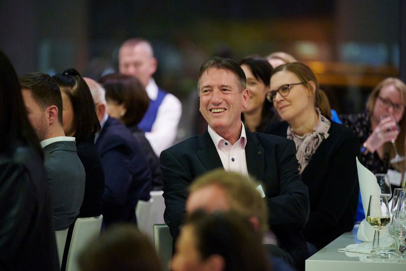 Impressionen vom ELEKTRONIKPRAXIS Frühlingsfest 2023 im Ketterer Kunst mit der Verabschiedung von Johann Wiesböck.  (Bild: © EYE AM CHRIS)