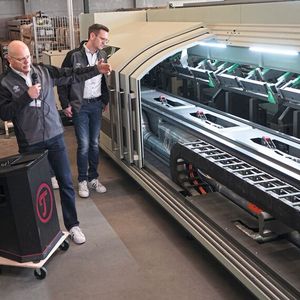 Klaus Schmidt, Gebietsverkaufsleiter von BLM, erklärt Besuchern der Roadshow am 9. und 10. Februar 2023 bei der Altec Aluminium-Technik GmbH in Mayen die speziell für die Verarbeitung von Aluminium ausgelegte Konfiguration des High-End-Rohrlasers LT7.(Bild:  BLM)