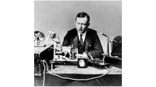 Die Anfänge der Funktechnik: Marconi bei einer Demonstration seiner Funktechnik. (Analog Devices)