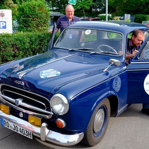 Auch am Start: Jeldrik und Olaf Müller mit ihrem Peugeot 403 aus dem Jahr 1960.(Bild:  Zietz – VCG)