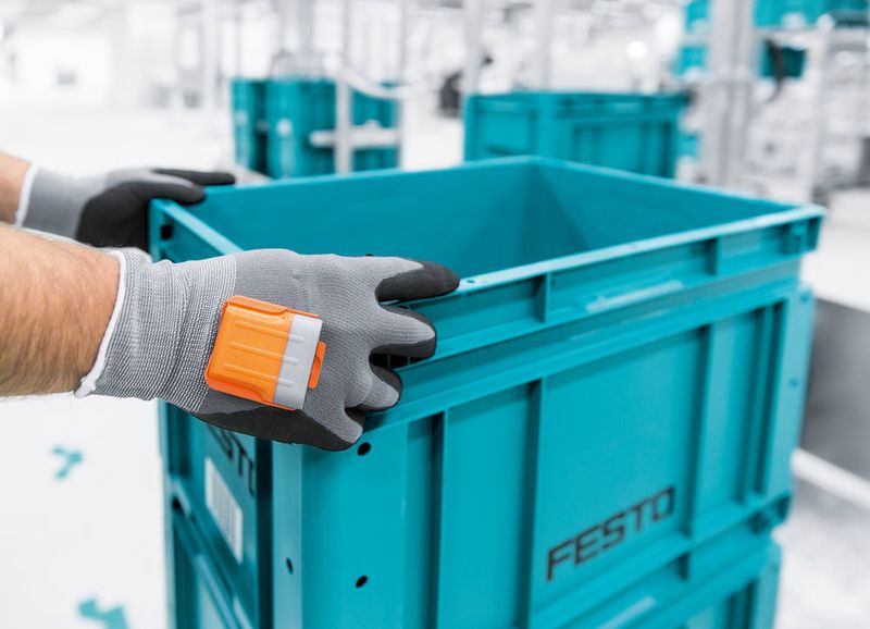 Die Routenzugfahrer können dank Pro-Glove beide Hände zum Be- und Entladen der Behälter zu nutzen und dadurch ergonomischer arbeiten. (Festo AG & Co. KG)