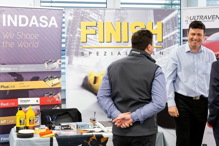 Bei der Indasa GmbH gibt es alles was das Schleiferherz begehrt – vom Elektroschleifer über passende Scheiben bis hin zur Politur. (Stefan Bausewein)