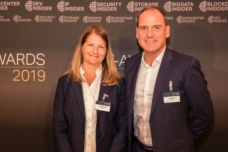 Schauen wir ´mal: Erika Hübbers und Axel Kock von OpenText. (artful rooms / Vogel IT-Medien GmbH)