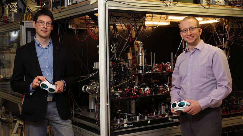Projektleiter Prof. Artur Widera (links) und Erstautor der Studie Jens Nettersheim haben maßgeblich an der Quantenwärmemaschine gearbeitet.

 (Thomas Koziel/TUK)