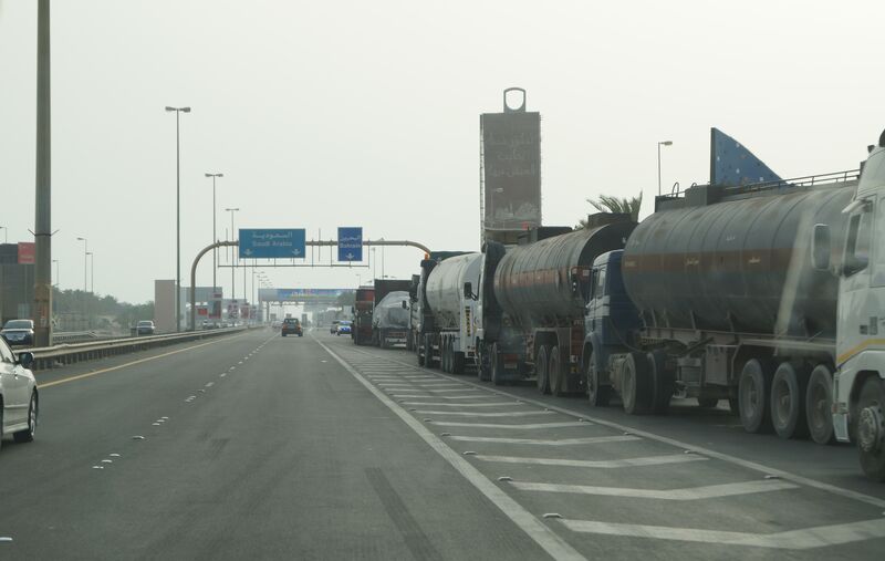 Die Brücke als Nadelöhr: Über den 25 Kilometer langen King Fahd Causeway ist das Land mit dem Nachbar Saudi Arabien verbunden. Wenn die Grenzabfertigung stockt, kommt es hier zu langen Staus. (Bild: Stephan/PROCESS)