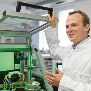 „Wir erforschen, wie sich vaskularisiertes menschliches Gewebe in automatisierten Prozessen möglichst wirtschaftlich herstellen lässt“, Dr.-Ing. Jan Hansmann, Leiter der Nachwuchsgruppe Electronic-Tissue Interfaces am Lehrstuhl für Tissue Engineering und Regenerative Medizin der Universität Würzburg.