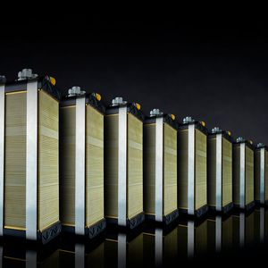 Brambly Energy hat Brennstoffzellenplatten entwickelt, die auf Produktionsanlagen für elektronische Leiterplatten gefertigt werden können. Im Bild: Ein Stapel aus solchen Brennstoffzellenplatten.(Bild:  JC Headshots/Bramble)