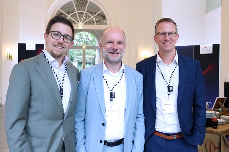 (V. l.) Matteo Brüggemann (TIM) mit Kai Werner (Lenovo) und Dennis Korte (TIM) (Bild: TIM)