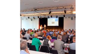 Prof. Dr. Torsten Schmidt begrüßt die Teilnehmer des zweiten Mülheimer Wasseranalytischen Seminars in der Mülheimer Stadthalle. (MWAS/PR-Fotografie Köhring)