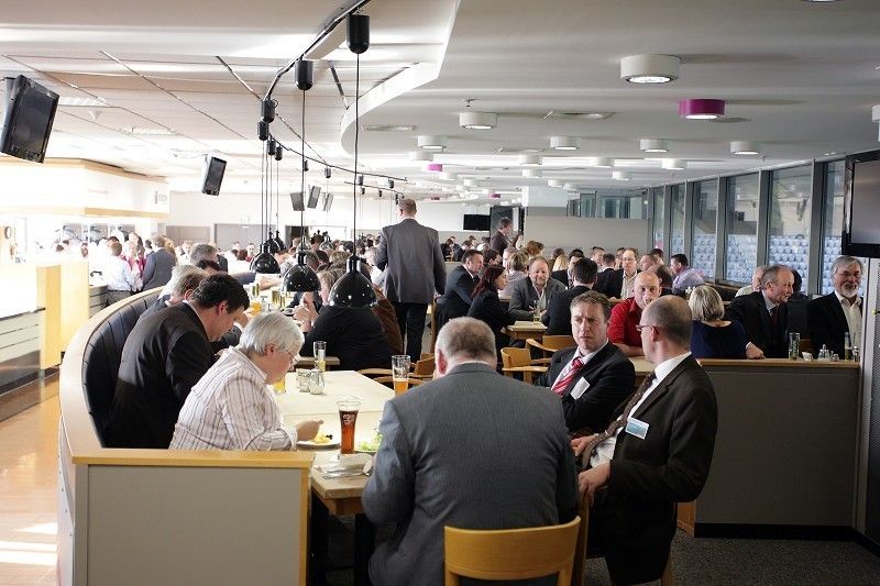 Abendessen und Gespräche (Archiv: Vogel Business Media)