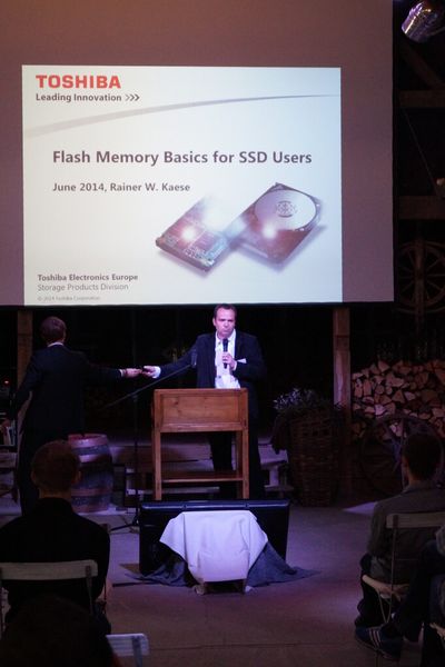 Rainer Käse, Senior Manager bei Toshiba, erklärte die Basics der Flash-Technologie. (Bild: Boston)