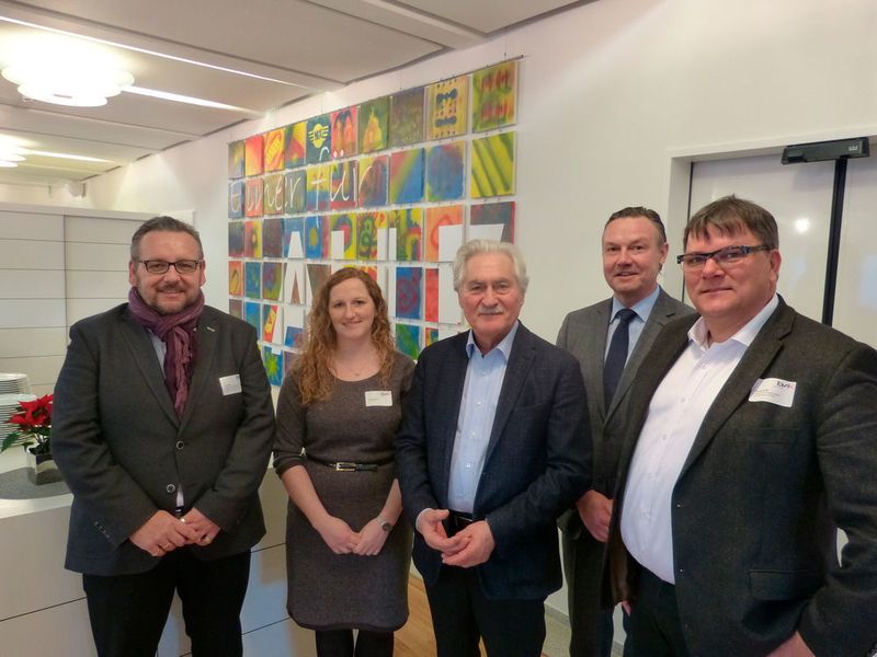 Von links nach rechts: Kai Halter (Director Marketing, ebm-papst), Eva-Maria Haser (Fachspezialistin für Nachhaltigkeit, Uzin Utz), Dr. H. Werner Utz (Vorsitzender des Aufsichtsrats, Uzin Utz), Beat Ludin (Vorstandsmitglied, Uzin Utz), Maurice Beijk (Spezialist für nachhaltiges Bauen, Unipro). (bvik)