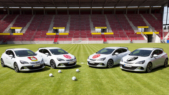 Vier auf einen Streich: Die neuen Opel-Partnerclubs sind (v.li.) Bayer 04 Leverkusen, der 1. FSV Mainz 05, Fortuna Düsseldorf und der SC Freiburg. (Foto: Opel)