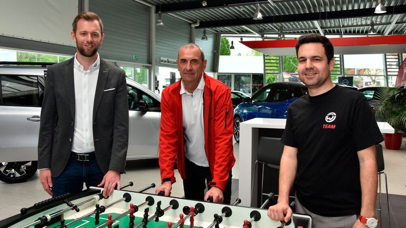 Das Autohaus-Walter-Team um Felix Walter (v. l.), Markus Walter und Robin Gorgus hat einen erfolgreichen Youtube-Kanal aufgebaut. (Bild: Simon/»kfz-betrieb«)