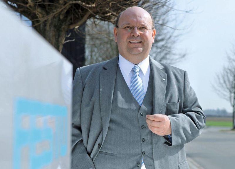 Peter Hofmann erweitert zum 1. November 2019 als neuer Chief Technology Officer den Vorstand von Kuka. Vor seinem Wechsel war Hofmann bei Krones als Senior Vice President für Forschung, Entwicklung und Digitalisierung im bayerischen Neutraubling tätig. 

2005 wechselte Hofmann in die Automatisierungstechnik. Als Technikchef von Bürkert in Ingelfingen war er für die Entwicklung von Steuerungs- und Regelungskomponenten verantwortlich. Von 2010 bis 2017 arbeitete er für Festo in Esslingen. Als Vice President war er für den Aufbau der neuen Geschäftseinheit Prozess-Automatisierung verantwortlich. Nach dem Aufbau dieser Business Unit war Hofmann von 2013 bis 2017 Senior Vice President Global Research and Development bei Festo.

Nach der Promotion in Informatik begann Peter Hofmann seine berufliche Karriere als Entwicklungsingenieur bei Daimler-Benz in Sindelfingen. Im Jahr 2003 wurde er als Honorarprofessor für Mechatronische Systeme im Automobil von der Technischen Universität in Dresden berufen. (Festo)