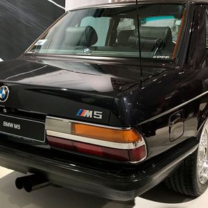 Im Sommer 1985 wurde der BMW M5 (E28S) erstmals vorgestellt und bis Ende 1987 bei der BMW M GmbH in Handarbeit gefertigt. Als Antrieb wurde der leicht modifizierte 3,5-l-Vierventil-Reihensechszylinder-Motor aus der Straßenversion des BMW M1 eingebaut (Motorcode M88/3). Dieser Motor leistete 210 kW (286 PS), beschleunigte laut AMS-Test den M5 in 6,1 s aus dem Stand auf 100 km/h und ermöglichte eine Höchstgeschwindigkeit von 251 km/h. Bei seiner Einführung im Herbst 1985 kostete der Wagen in Grundausstattung 81.000 DM, deutlich mehr als ein Jaguar V12.(Bild:  BMW)