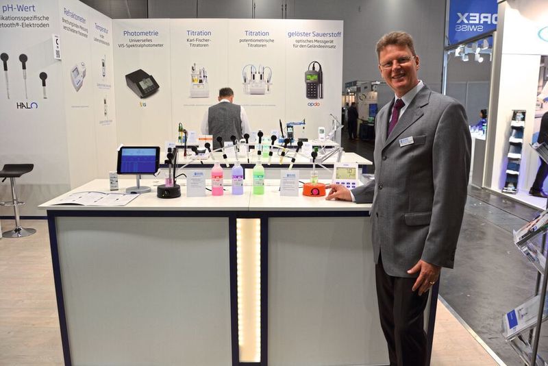 Dr. Dirck Lassen, Geschäftsführer von Hanna Instruments, präsentiert auf der Labvolution in Hannover die Bluetooth-kompatiblen pH-Elektroden aus der Halo-Serie. (LABORPRAXIS)