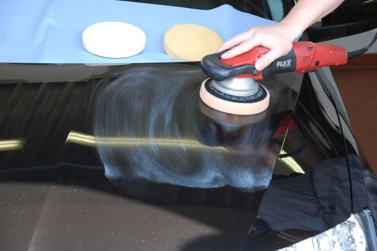 Der Profi poliert nur von Kante zu Kante. So vermeidet er unabsichtliches Durchschleifen. (Foto: Holz)